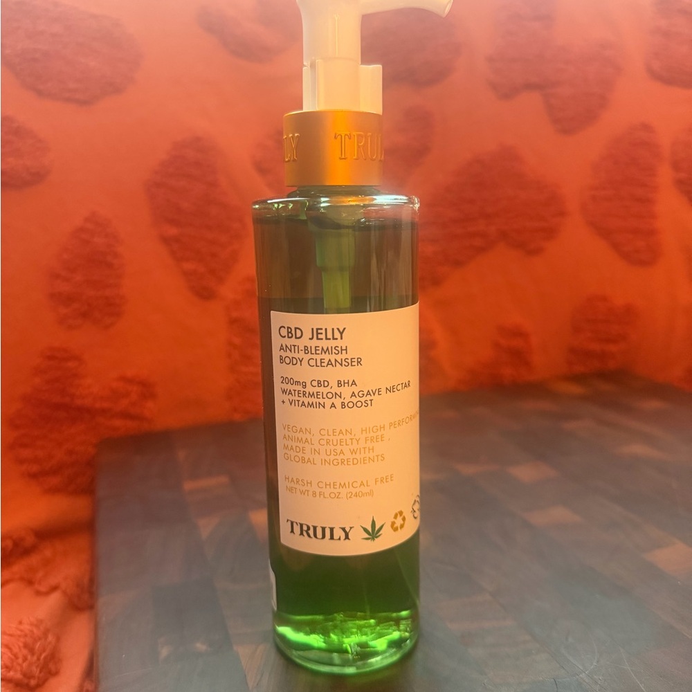 TRULY CBD Jelly Anti-Blemish Body Cleanser - Green Bottle